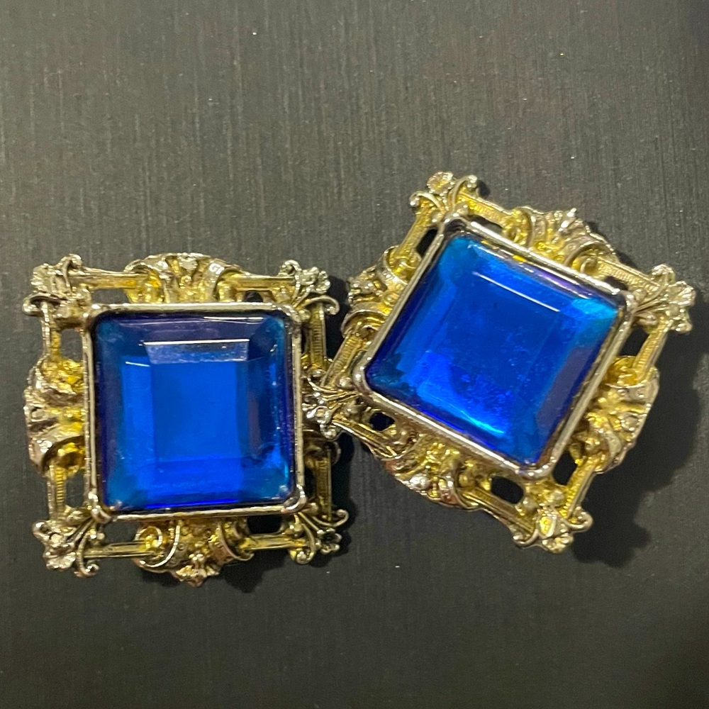 Beautiful Vintage Blue Faux Gem 💎 Earrings